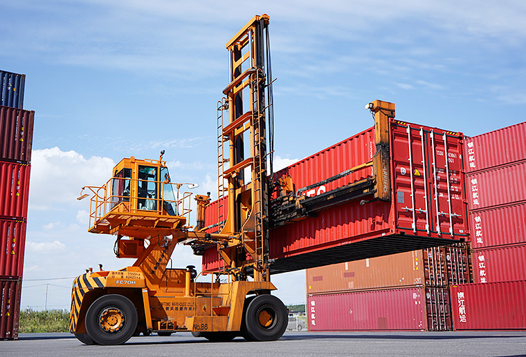 スプレッダ仕様大型フォークリフトのオペレーション