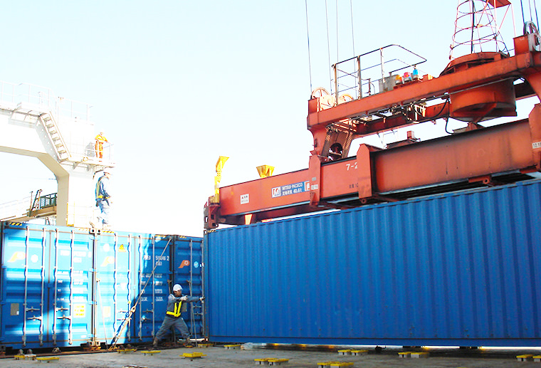 コンテナ船荷役