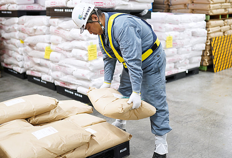 人手による荷役作業